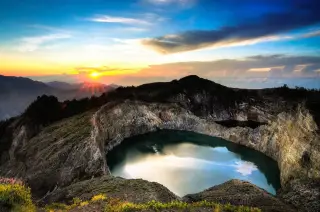 Ilustrasi: Pemandangan Kelimutu, Flores.
