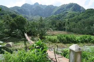 Foto arsip: 20160331100536 - Pedestrian suspension bridge heading out of Ende.