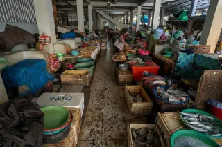 Ilustrasi: Suasana lorong pasar ikan tradisional dengan pedagang dan berbagai wadah ikan.