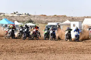 Ilustrasi: Sejumlah pembalap motor trail memacu kendaraan di lintasan tanah saat perlombaan motocross.