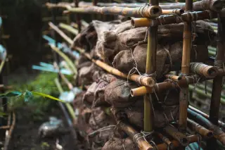 Satgas Pamtas Gagalkan Penyelundupan 12 Karung Balpres di Belu