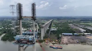 Ilustrasi: Pemandangan udara proyek pembangunan jembatan beton panjang dan tiang pancang di area perairan.