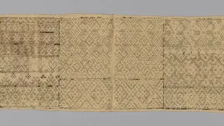 Ilustrasi: Sebidang kain tenun bermotif geometris terbentang di atas latar polos.
