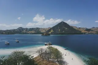 Berapa Kontribusi Pariwisata terhadap Ekonomi NTT?