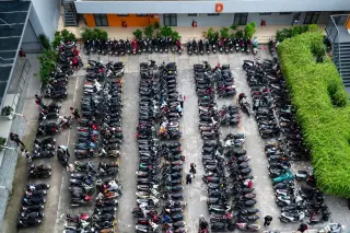 Ilustrasi: Pemandangan dari atas deretan ratusan sepeda motor yang terparkir rapi di pelataran gedung.