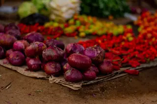 Ilustrasi: Bawang merah dan cabai ditata beralaskan kardus di atas tanah.