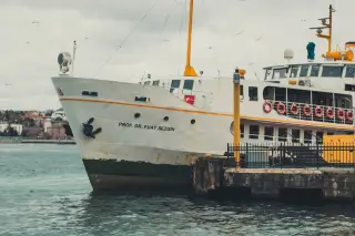 Ilustrasi: Kapal feri penumpang bersandar di sebuah dermaga pelabuhan tepi laut.