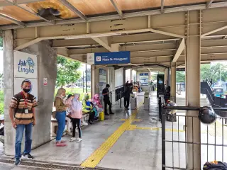 Foto arsip: Halte Transjakarta Plaza Stasiun Manggarai (halte bus di Indonesia) yang dibangun di dalam sebuah plaza di sisi timur Stasiun Manggarai (stasiun ker…