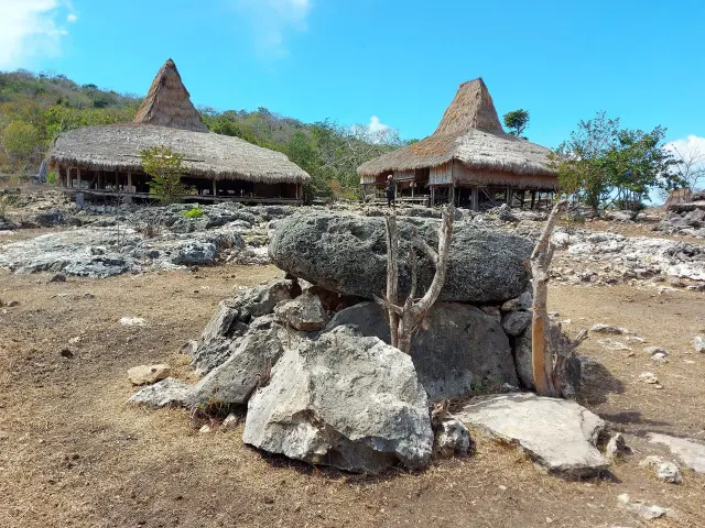 Tenun Sumba: makna motif, proses pembuatan, dan fungsi budayanya