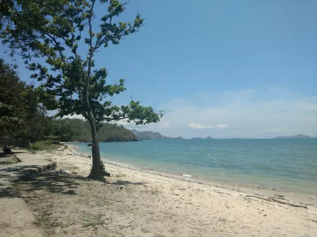 Polres Manggarai Barat Bersihkan Pantai Pede dari 500 Kilogram Sampah